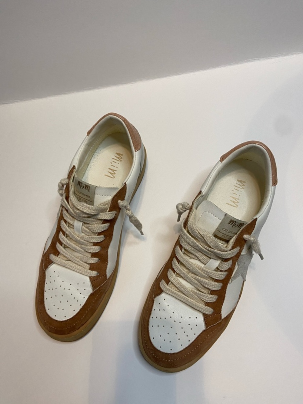 Mi.iM women’s White and Brown Suede-Trim Low-Top Sneakers